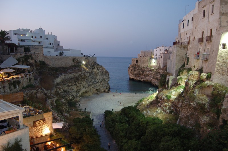 Scogliera e centro di Polignano a Mare