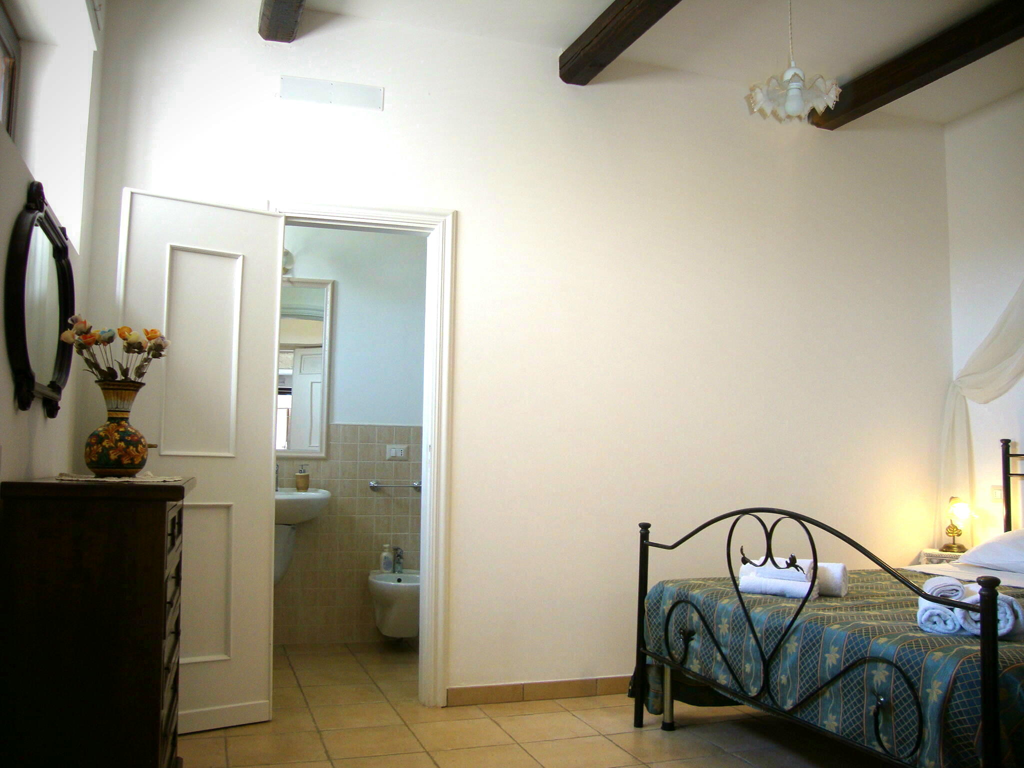 Camera matrimoniale del Trullo Il Nido con travi a vista e bagno privato