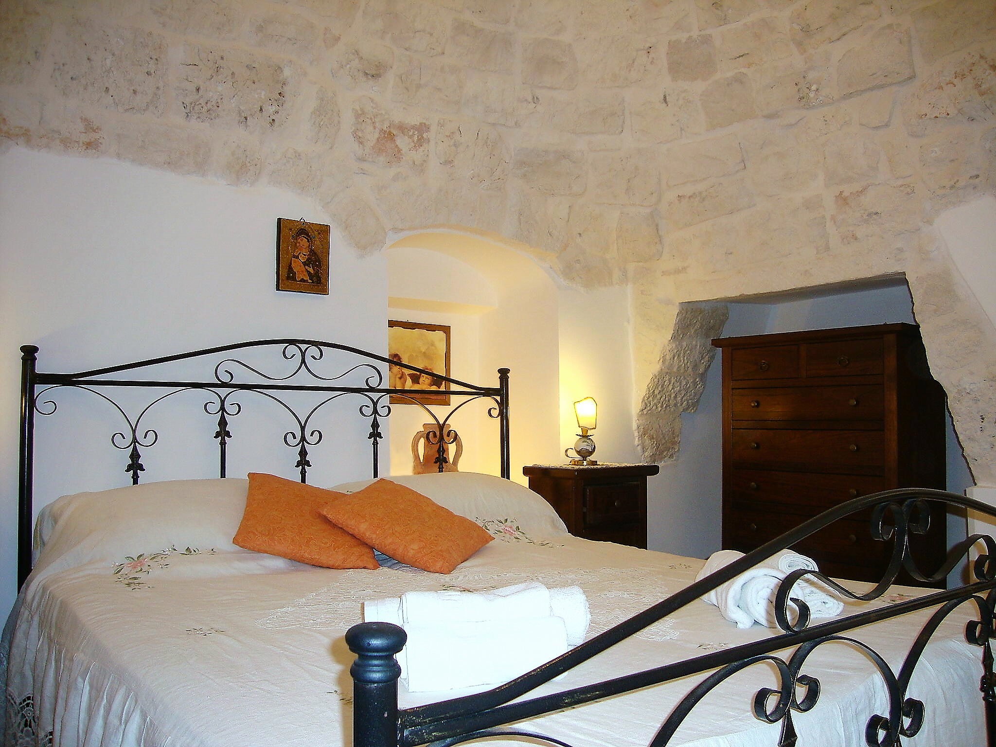 Camera sotto il cono del trullo con cassettone d'epoca, Trullo Incanto